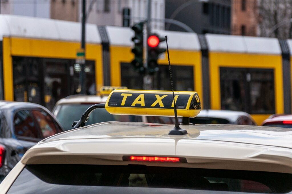 Ein Taxifahrer in Wien nutzt eine Pfandfinanzierung bei der raba GmbH, um sein Taxi zu beleihen und trotzdem weiterzufahren.